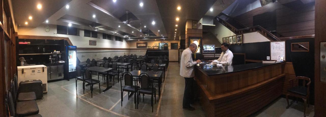 Hotel Satkar Cafeteria Белгаум Экстерьер фото